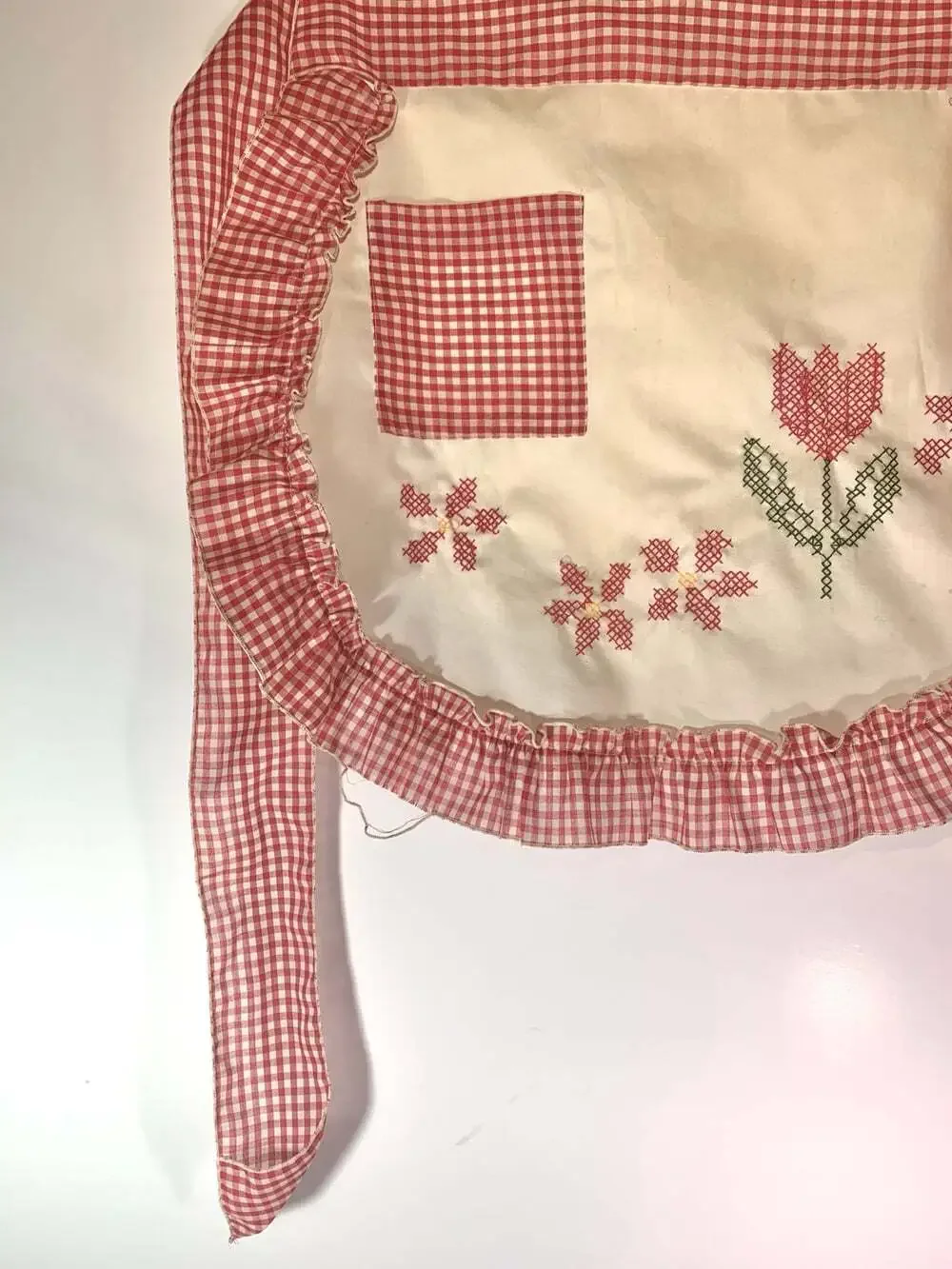 Embroidered Vintage Cottagecore Apron Red White Gingham